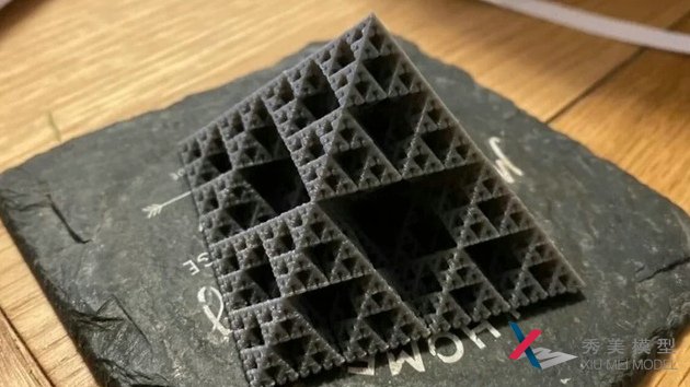 <b>3D打印教學模型，展現數學方程式之美</b>